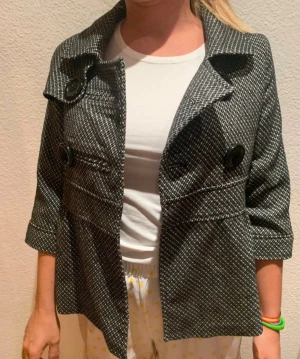 Trekvartsärm kappa  - Suuuuper snygg trekvartsärms jacka med snygga detaljer av knappar ☺️