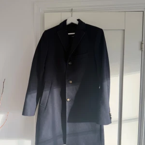 J Lindeberg rock - Storlek 44 passar de med storlek s. Nyskick, köpt för 4000kr nyskick aldrig använd. Mvh WH 