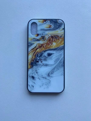 iPhone X/XS skal  - Snygga skal till iPhone X/XS med unika marmormönster. Båda är i fint skick då dom inte har kommit till användning. 15kr styck eller 25kr för båda 