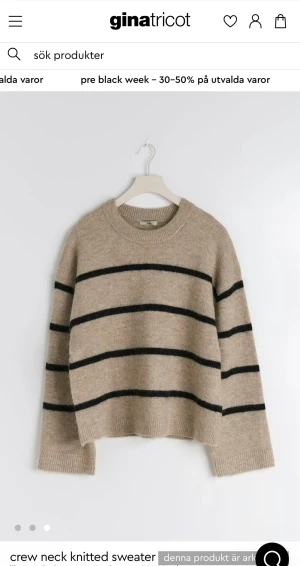 Beige stickad tröja med svarta ränder - Stickad tröja från Gina Tricot i beige med svarta horisontella ränder. Rund halsringning och ribbade muddar vid ärmslut och nederkant. Mjuk och lite loose passform, perfekt för att hålla sig varm under kyliga dagar.