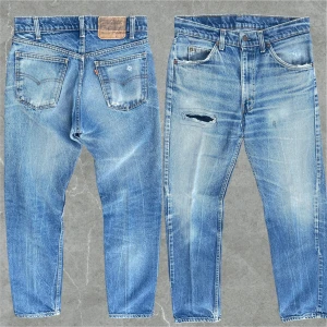 Levis jeans - Snygga Levis jeans med slitningar och snygg Fade. Jeansen har en liten fläck (se sista bilden) midjan är 38 cm och längden 102 cm. Storleken är uppskattad så dubbelkolla mått!