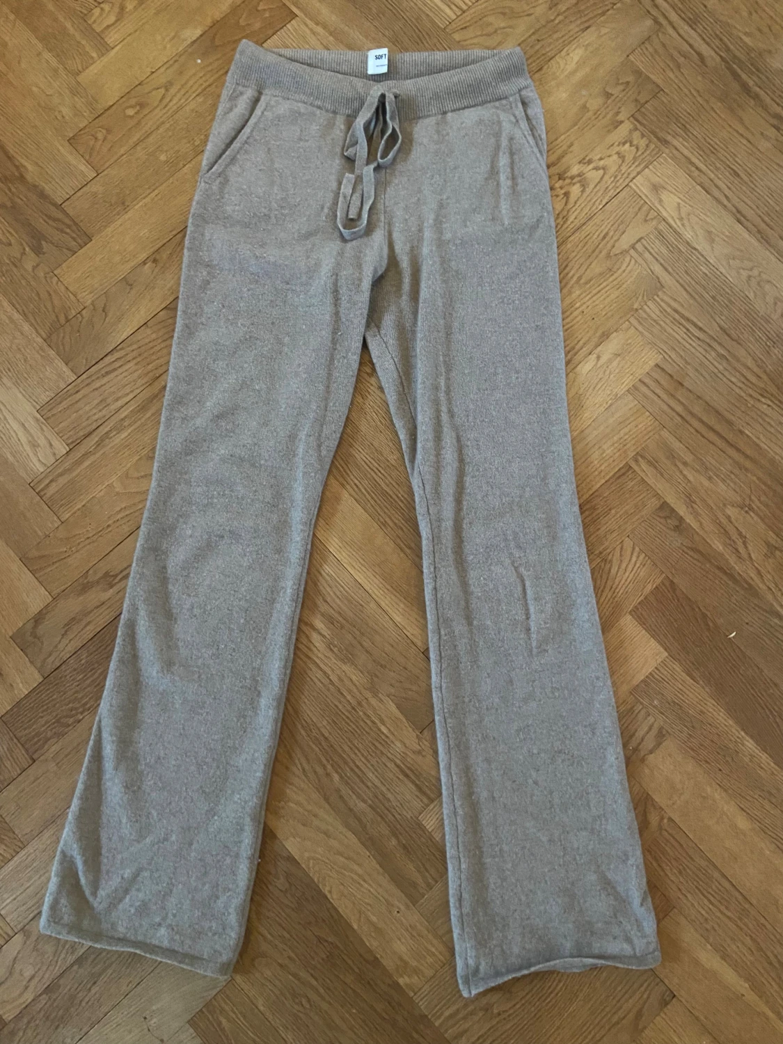 Beige kashmirbyxor från Soft Goat 