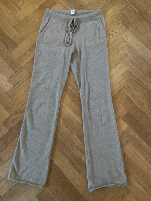 Beige kashmirbyxor från Soft Goat  - Supermjuka beige byxor från Soft Goat  i 100% kashmir. Byxorna har ribbad midja med snörning och raka ben, samt fickor på sidorna. Nypris 2599kr. 
