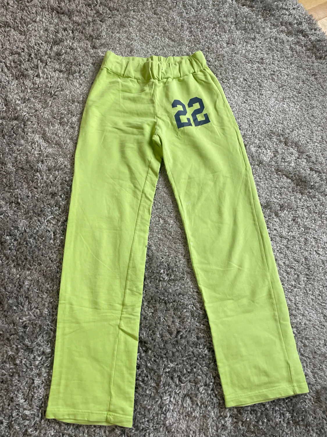 Limegröna mjukisbyxor Magilla 152cm