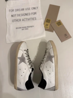 Golden Goose  - Tja, säljer ett par riktigt schyssta Golden Goose till ett superpris! Köpta från våran leverantör som garanterar äkthet! Nypris ~5299kr vårat pris 2799!💸🤝