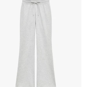 Grå mjukisbyxor - Superbekväma ljusgrå mjukisbyxor med vida ben från Zara och snörning i midjan. Perfekta för chill dagar eller när du vill ha en avslappnad look. Tillverkade i mjukt material som känns skönt mot huden. Säljer dessa pga att de var för korta för mig🩶