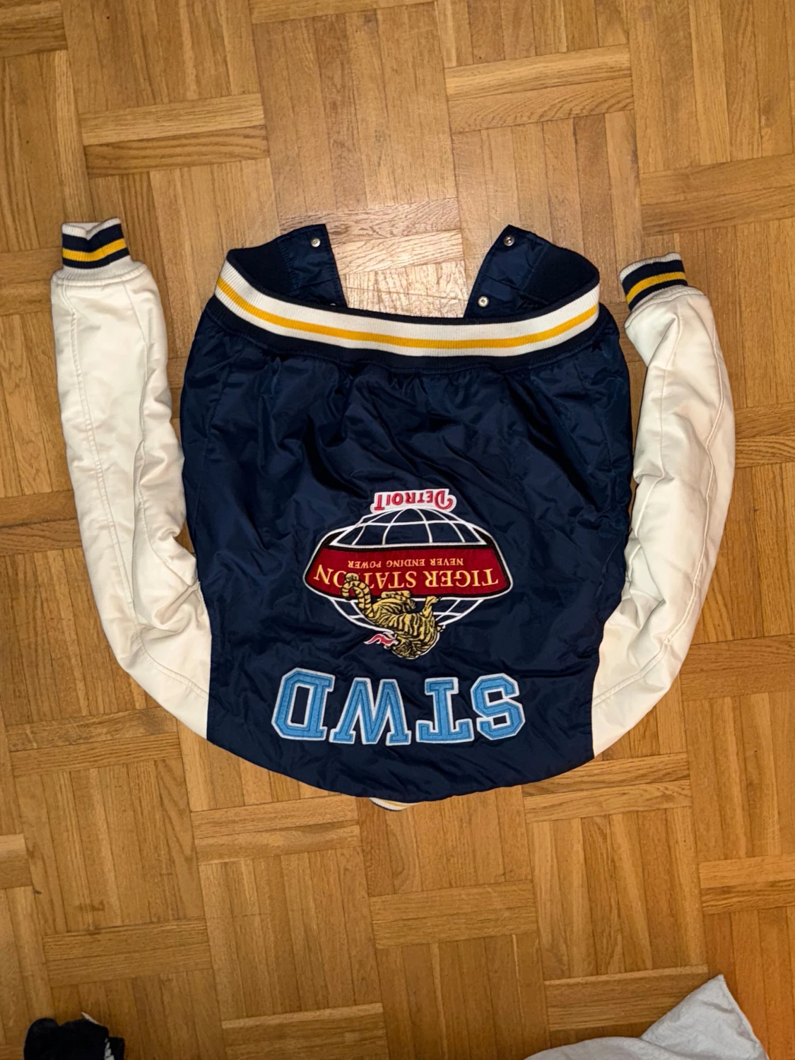 Blå och vit bomberjacka från Pull&Bear - 2