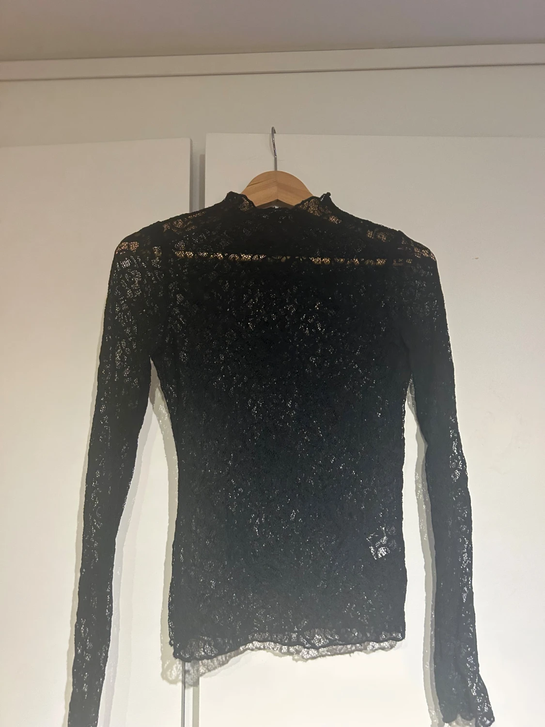 Svart spetsblus med lång ärm från MQ - 1