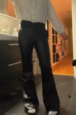 Lågmidjade Skinn byxor  - Svara skinnbyxor, har lite defekter längst ner om ni vill ha bild så skriv 💓💓