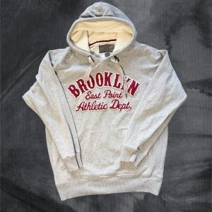 Grå  hoodie med röd text - Säljer då denna snygga hoodie med röda detaljer som påminner och Abercrombie och Hollister. Okänt märke som inte många känner till vilket gör den mer attraktiv. Passar d ut mellan 181-191 ca. Hör av dig vid funderingar🤞