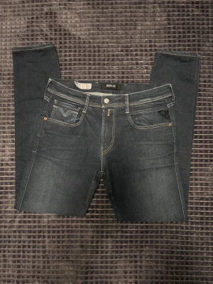 Replay jeans anbass  -  W34.L34 - aldrig använda - den vita modell lappen sitter lite löst annars finns det inga defekter - extremt snygga 