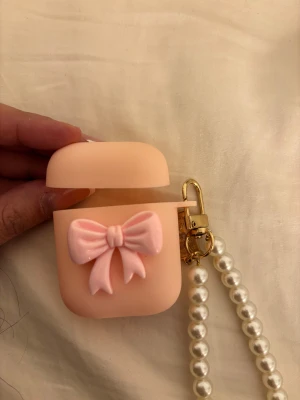 AirPods 1 fodral  - Säljer ett fodral till AirPods 1 med pärldetaljer bredvid som du kan välja att ta bort när du vill🩷