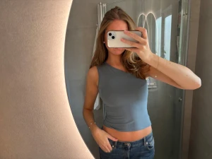 Gråblå one shoulder topp!! - En grå/blå one shoulder topp från Weekday. Superskönt material och i väldigt bra skick. Storlek S!🌟🌟