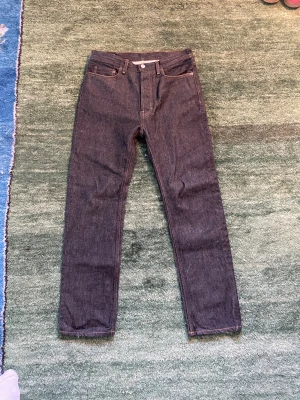 Raw Selvage jeans från Acne Studio - Helt sprillans nya raw selvage jeans från acne studios. Använda en gång när jag provade på dem efter jag fått hem dem. Nypris va 2459kr mitt pris är 799kr Stolek är W31 L32! Kontakta mig gärna för mer bilder eller frågor om pris! 😇🎉