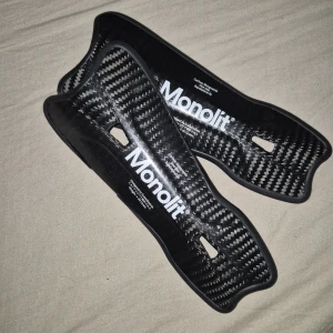 Monolit benskydd stor  - Ett par monolit benskydd i bra skick 