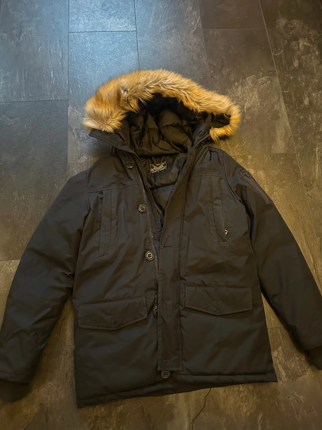 Svart parkajacka med päls från Crocker