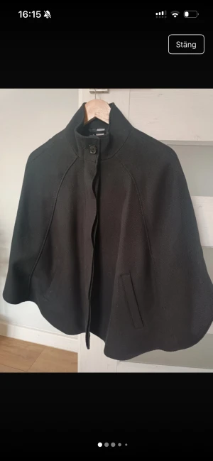 Svart poncho från hm - Snygg populär poncho från h&M. 🤗