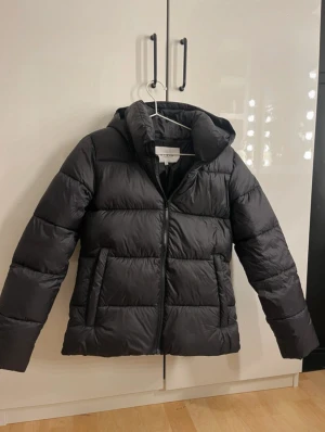 Svart pufferjacka från RYVLS Stockholm - Svart pufferjacka från RYVLS Stockholm. Helt ny med prislapp super snygg. Nypris 1000 kr är helt slutsåld