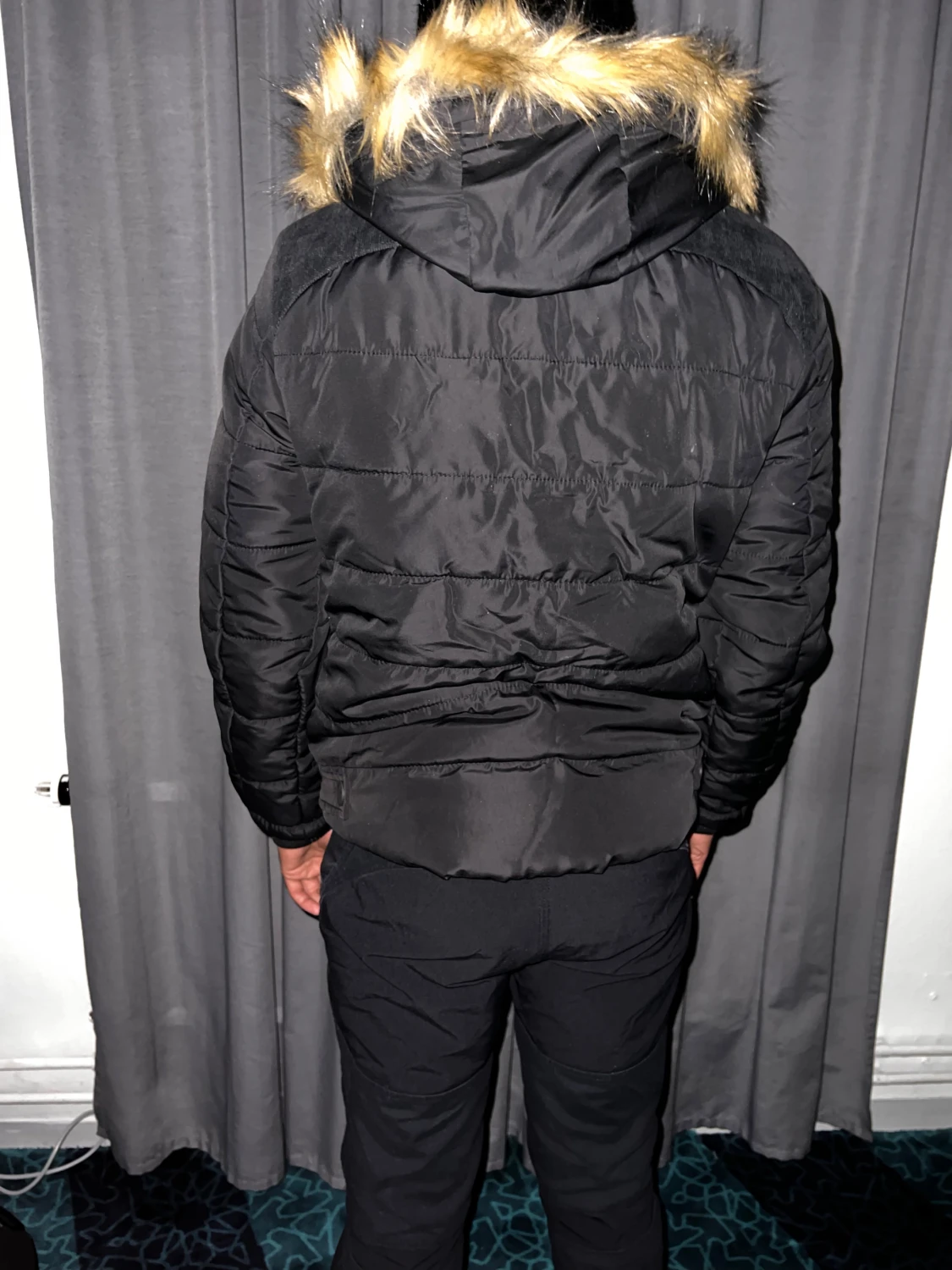 Svart pufferjacka med fuskpäls - 3