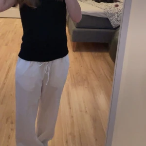 Vita linnebyxor med snörning - Säljer ett par vita linnebyxor med avslappnad passform och snörning i midjan. Byxorna är raka i modellen och perfekta för en chill och luftig stil. Passar dig som gillar bekväma och stilrena plagg. Dom är lite korta i modellen men inget man tänker på.