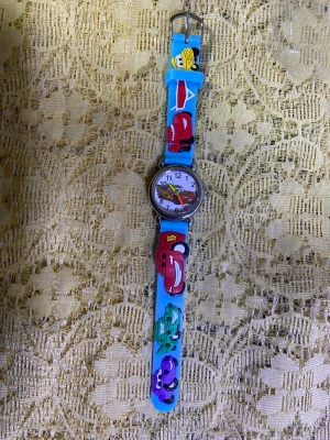 Färgglad Cars barn klocka med bilmotiv - Säljer en cool analog klocka med motiv från Disney Cars. Finns i både blått och rött armband med flera färgglada bilar och detaljer. Rund urtavla med tydliga siffror och bilmotiv även på visarna. Perfekt för dig som gillar bilar och vill ha något unikt på handleden. 3 år +  .    115kr/st 