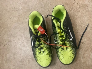 Nike Air Max sneakers svart/neongul - Nike Air Max sneakers i svart och neongul med coolt spräckligt mönster. Skorna har snörning, vit sula med synliga Air Max-bubblor och rund tå. Materialet är syntet och mesh för bra ventilation. Snygg kontrast mellan färgerna och klassisk Nike-logga på sidan.