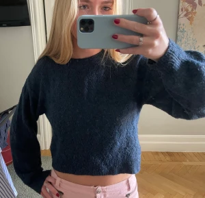 Mörkblå stickad tröja - Mörkblå stickad tröja med mönster