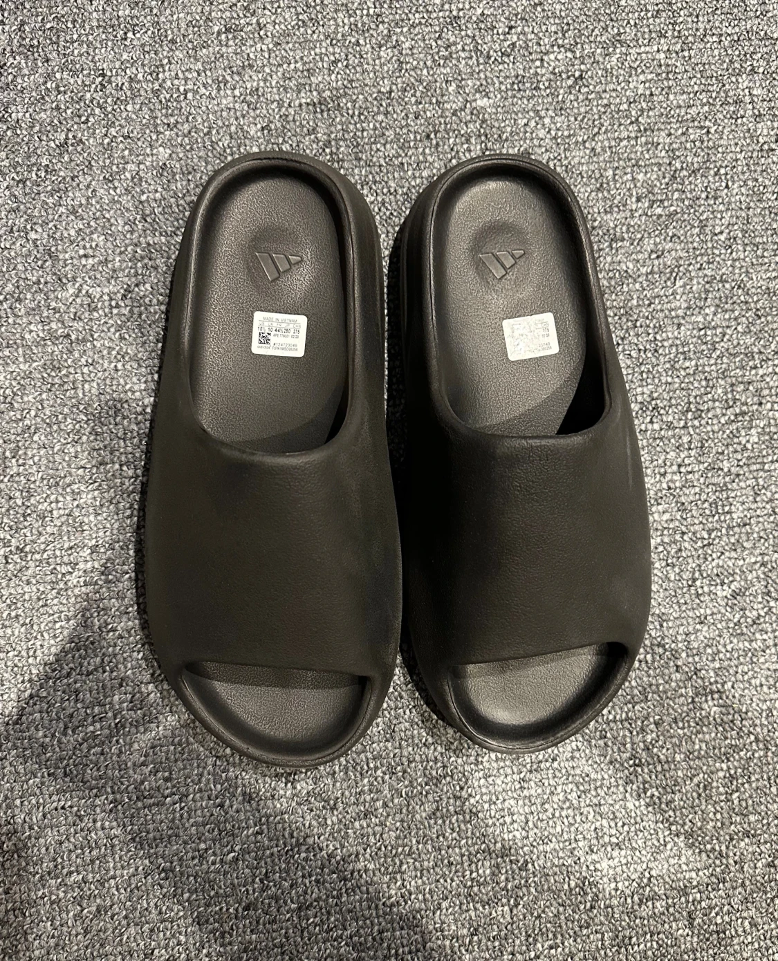 Yeezy slides - 2
