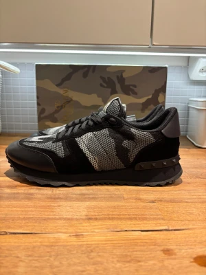 Valetino rockrunner 🪨 - Säljer nu dessa feta Valetino rockrunner🪨🗿| Storlek:44 men kan passa 43,42 också| Priset är 1999 men är prutbart.