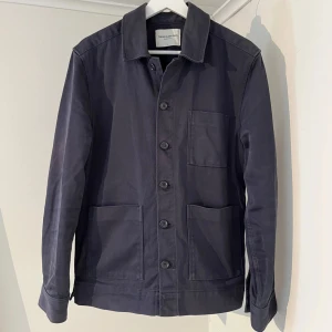 These Glory Days Overshirt mörkblå - Säljer denna sjukt snygga Overshirten från These Glory Days⭐️ Färgen är mörkblå och storleken är S✅Jackan har inga defekter och skicket är utomordentligt🙌🤝 Sjukt najs passform och passar perfekt som vår och sommarjacka☀️🙌 Tveka inte på att höra av er dig vid minsta fråga eller fundering😊