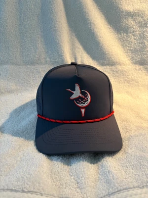 Golfkeps  - Riktigt snygg golfkeps från Parfect med ventilerade sidor för optimal träningsfeeling! Finns även en annan modell som är i tyg, se profil. 