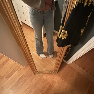 Bootcut ljusblå jeans med rå kant - Säljer nu mina no waist bootcut jeans i storlek 38 från nelly, aldrig använda då de va förstora och lite för korta för mig, tror de skulle passa lagom på någon som är mellan 170-175 i längden!🩷