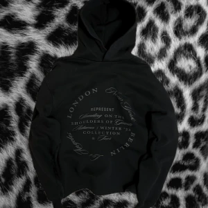 Represent Hoodie (M) - Säljer min svarta Represent hoodie (stl M). Har använt den få gånger, så den är i nyskick. Det här är den eftertraktade modellen som är slutsåld överallt. Hoodie Modell: Season Tour Relaxed Hoodie. Nypris låg på 2500 kr, jag släpper den för mindre än halva priset. Skicka ett meddelande om du är intresserad.