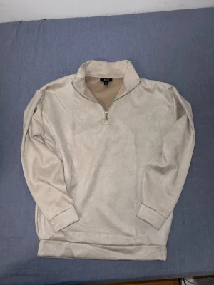 Quarter Zip S - Helt Ny 🧥✨ - Quarter Zip – Helt Ny 🧥✨ Säljer en helt ny quarter zip, aldrig använd och i perfekt skick. Materialet är bekvämt, snyggt och passar både till vardag och träning.  Detaljer: 	•	Skick: Helt ny, oanvänd 	•	Modell: Quarter zip 	•	Passform: Bekväm och stilren 	•	Perfekt för kyligare dagar eller som lagerplagg  En stilren och mångsidig tröja för dig som vill ha något nytt och fräscht i garderoben! 😊