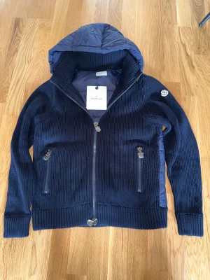 Moncler cardigan - Säljer nu denna moncler cardiganen i strl S. Helt ny bara provad. Jag på bilden är 184cm o den sitter bra fast något kort på mig, så rekommenderar att du är ca 170-180 för att den ska sitta perfekt. Bara att skriva ett DM vid intresse!