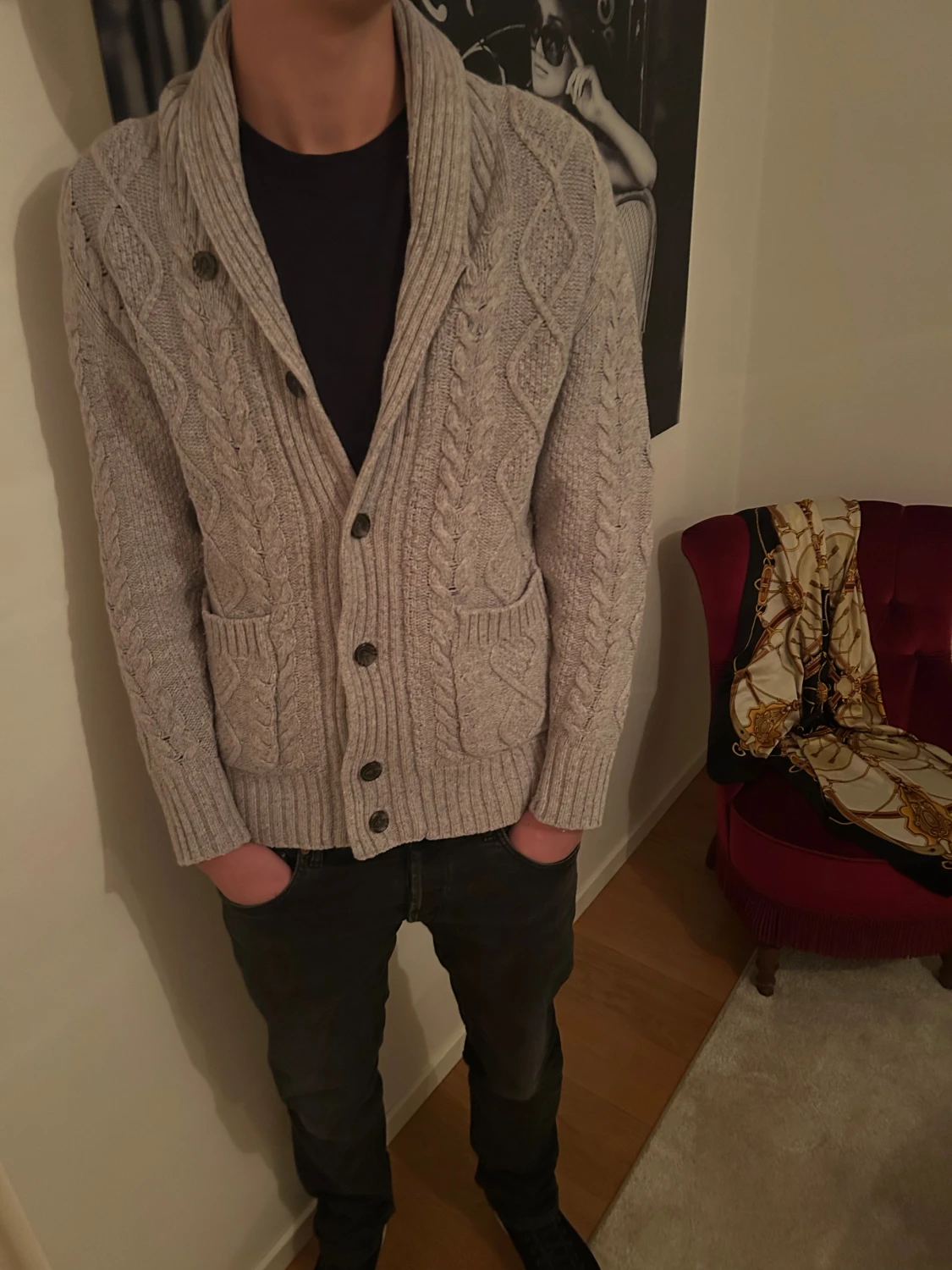 Grå stickad kofta med knappar - 2