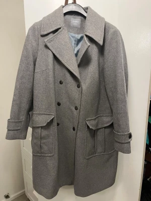 Grå kappa från Lindex med stora fickor - Kappa från Lindex 