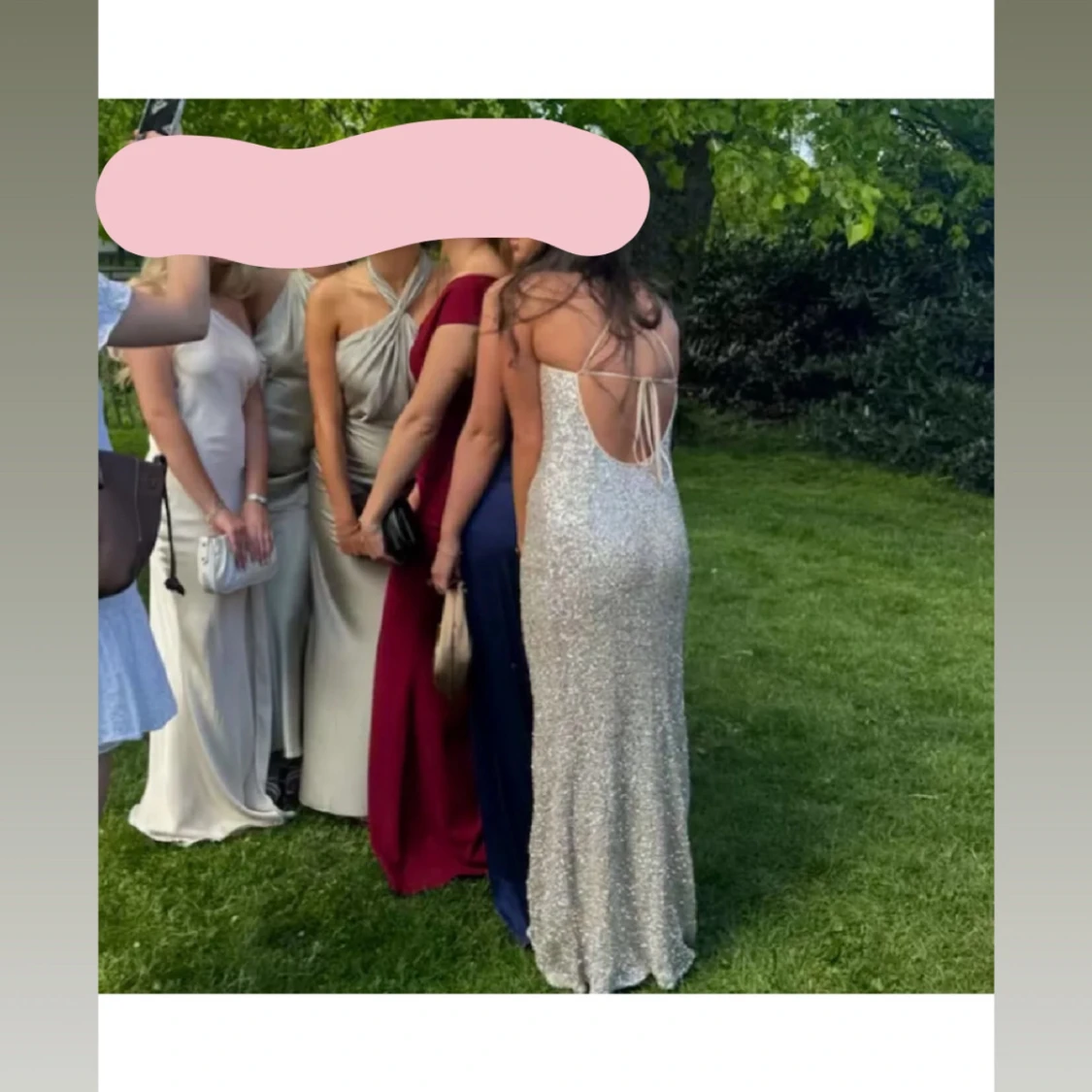 Glittrig långklänning med öppen rygg - 1