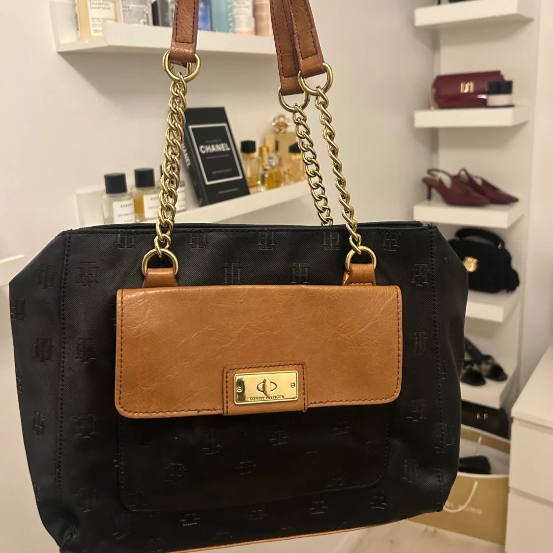 Tommy Hilfiger svart och brun axelväska