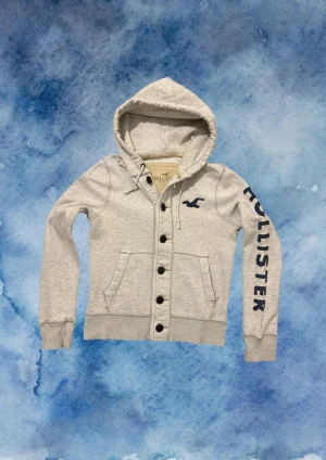 Vintage Hollister Cardigan Med Knappar - Säljer denna otroliga sällsynta och feta Hollister cardigan med knappar | Perfekt Skick | Längd ≈ 61cm, Bredd armhåla - armhåla 51 cm | Modell 175, 68 kg