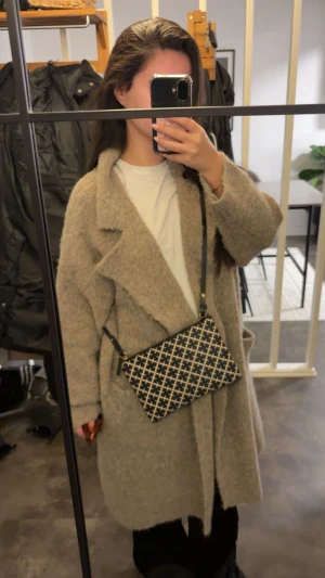 Stickad lång kofta - Snygg stickad kofta som även ser ut som en ”kappa” med guldknappar. Storlek S men hade sagt att den är med onesize då den är oversized. Använd 1 gång 