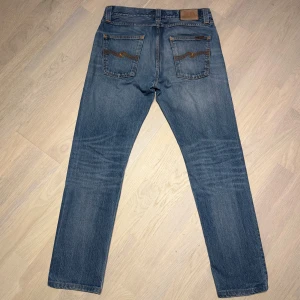 Nudie selvedge jeans - Säljer ett par klassiska blå jeans från Nudie. Modellen är steady eddie och storlek är W31/L34. Jeansen är i bra skick och nypris ligger på 1800kr. Bara att skriva vid frågor!