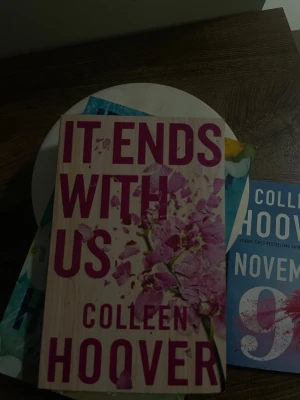 Colleen hover böcker - Säljer Colleen Hover böckerna: It ends with us, It starts with us & November 9. Böckerna är väl omhändertagna och har inga fel. Säljer de helst tillsammans men går att buda på en bok 💕