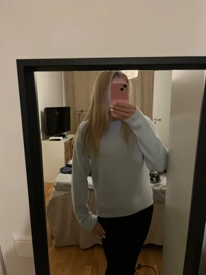 Ljusblå stickad tröja  - Mysig ljusblå stickad tröja från Kappahl med rund hals och ribbade muddar vid ärmslut och nederkant. Tröjan har en enkel och clean look. Endast använd 1 gång💗💗