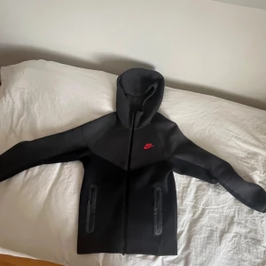Nike tech fleece - Säljer en Nike tech fleece som är i väldigt bra skick den är i XS men sitter som S.