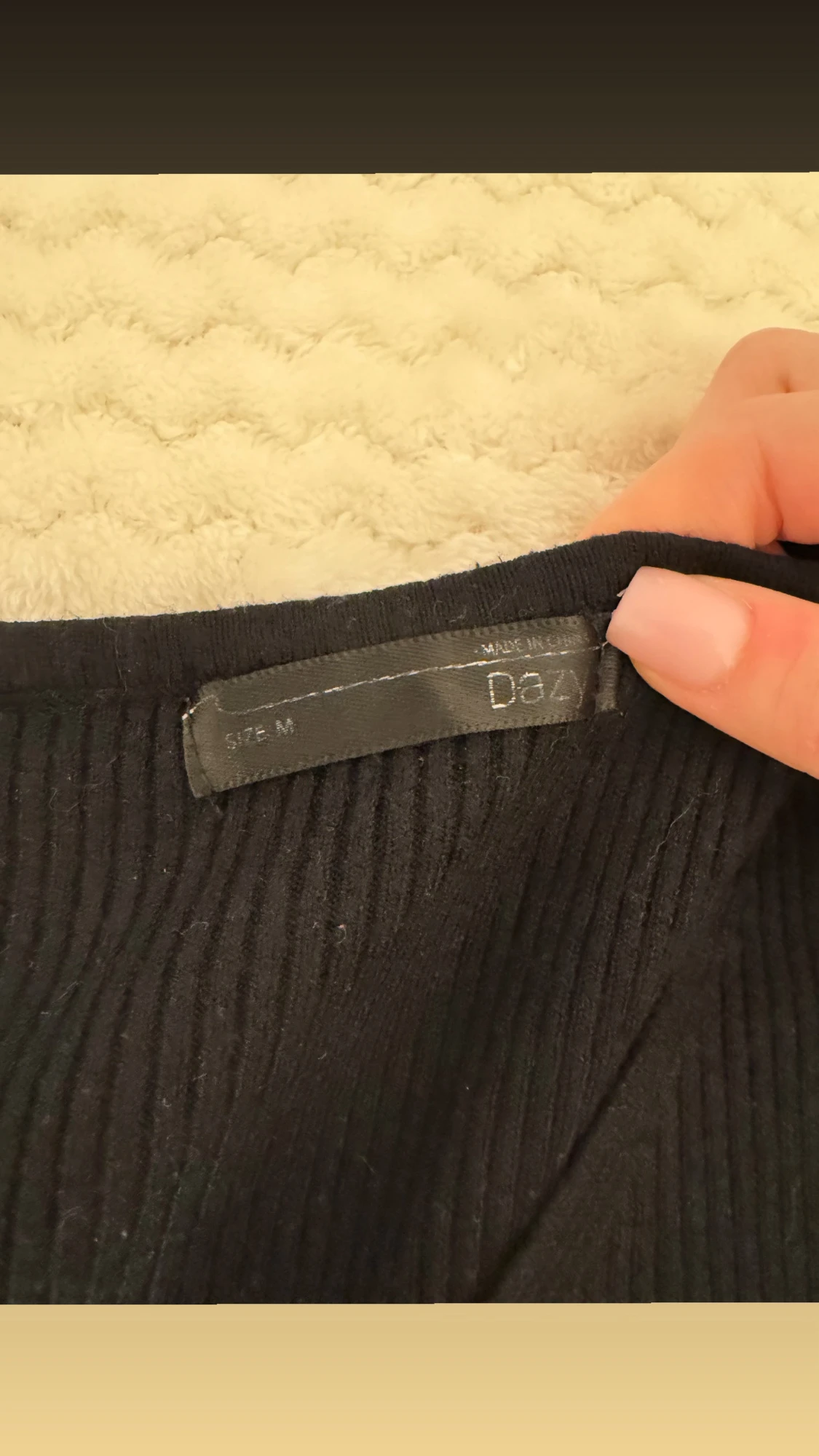 Svart ribbad stickad tröja från Dazy - 2