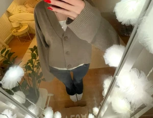 Stickad kofta med knappar - Brun/beige stickad kofta med knappar från HM i storlek S, aldrig använd