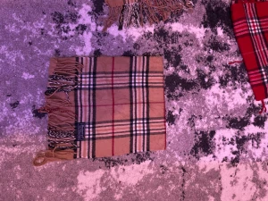 Rutig beige halsduk från Burberry - Snygg halsduk från Burberry i klassiskt rutigt mönster med beige bas och inslag av svart, vit och röd. Halsduken har fransar i ändarna och en mjuk känsla som gör den perfekt att slänga över axlarna. Märkeslapp sitter på ena sidan.