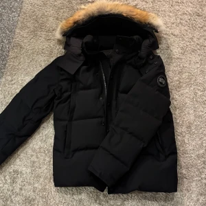 Canada Goose Wyndham - Jättefin wyndham, black on black storlek S. Den är helt ny, har använd den ett par  gånger. 
