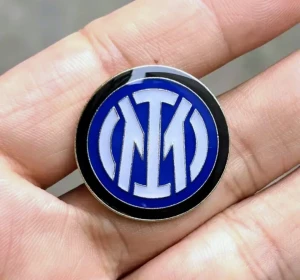 Inter Milan pin - Cool och snygg pin Inter Milan. Perfekt för dig som älskar fotboll och visa att du supportar Inter. Den är i metall passar att sätta på jacka, väska, kavaj eller keps!